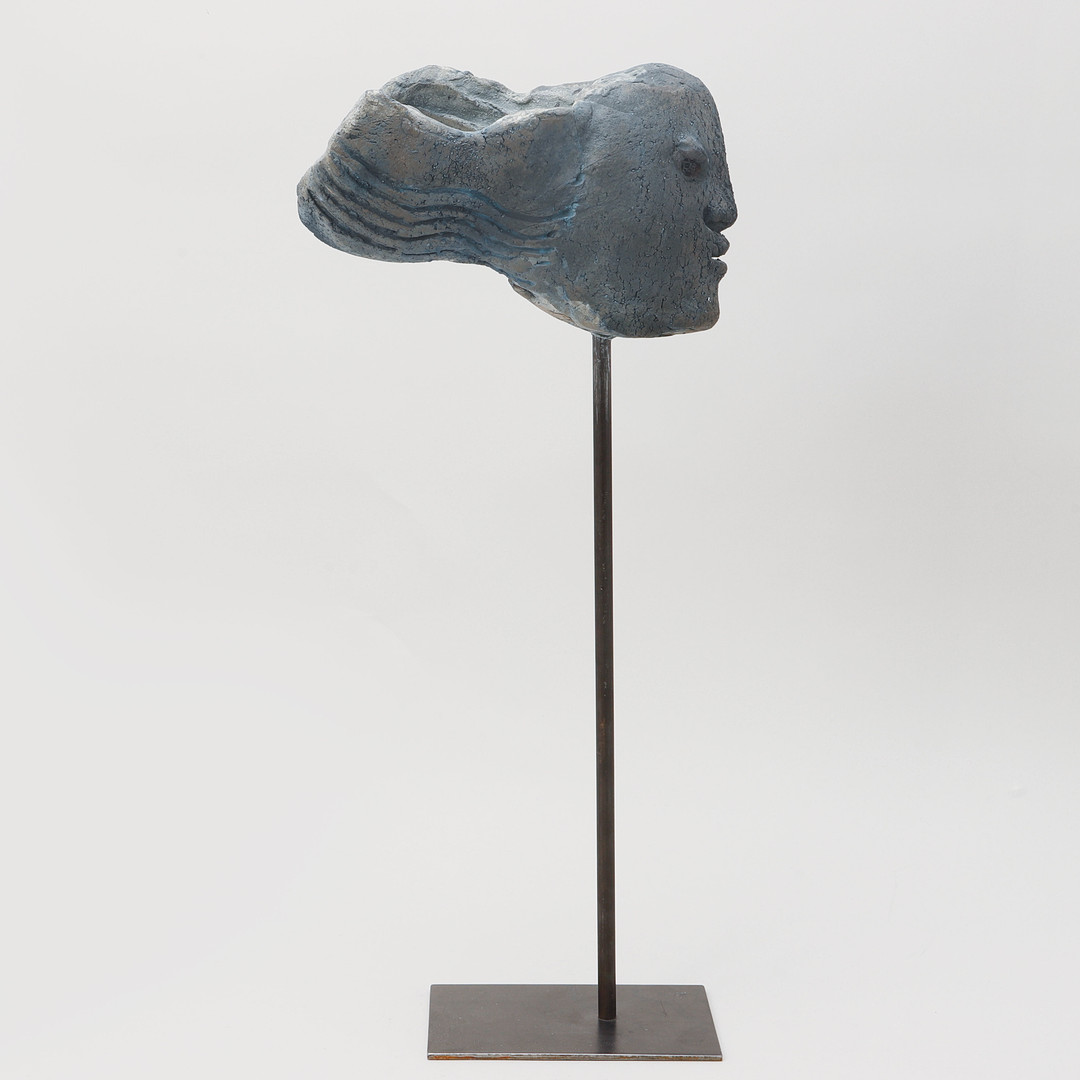 Skulptur i form av ansikte, stengods, signerad.