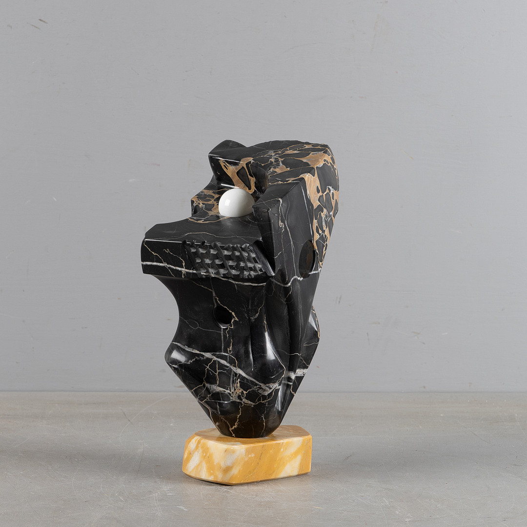 Skulptur i sten, signerad undertill -99.