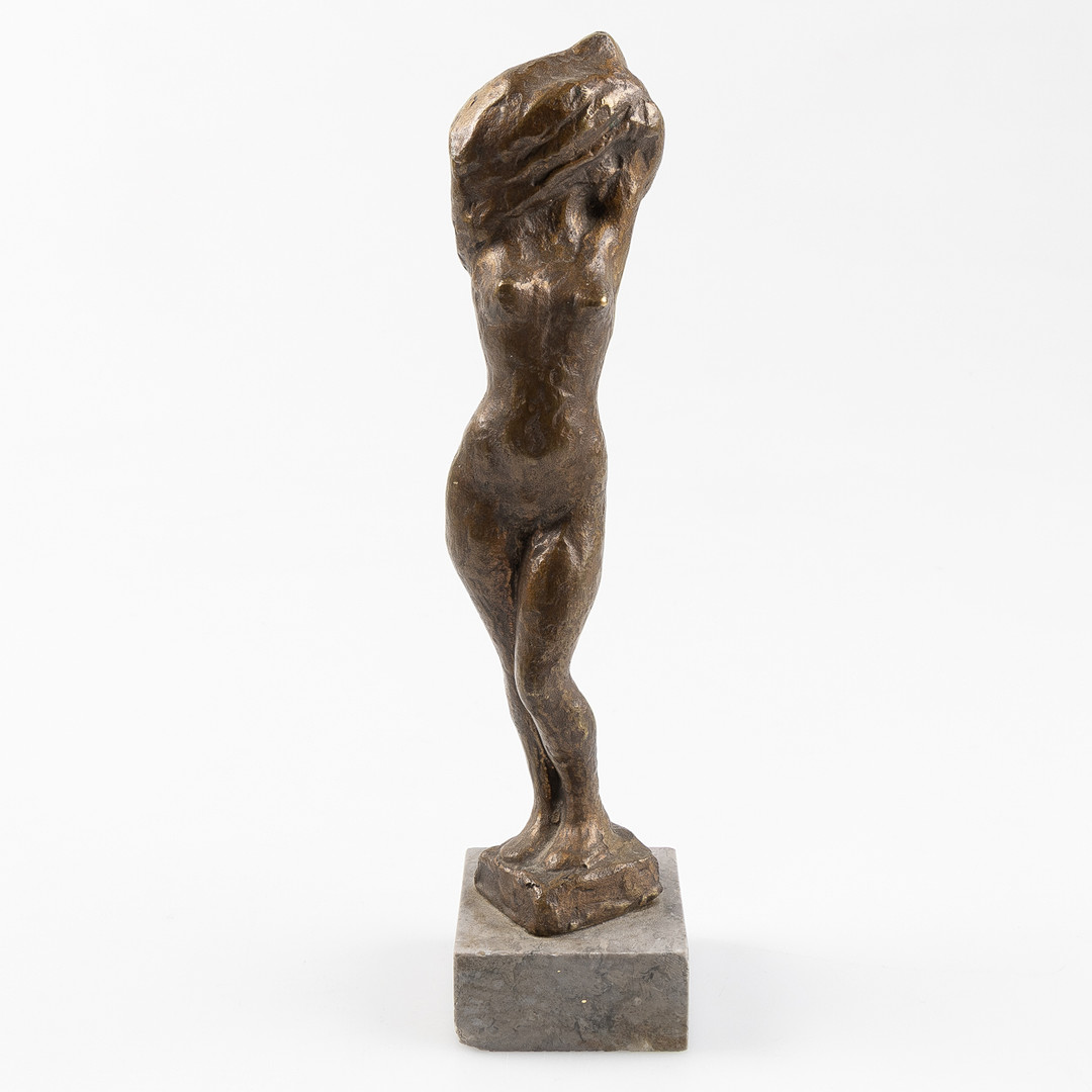 Skulptur, kvinnofigur, signerad, brons på stensockel.