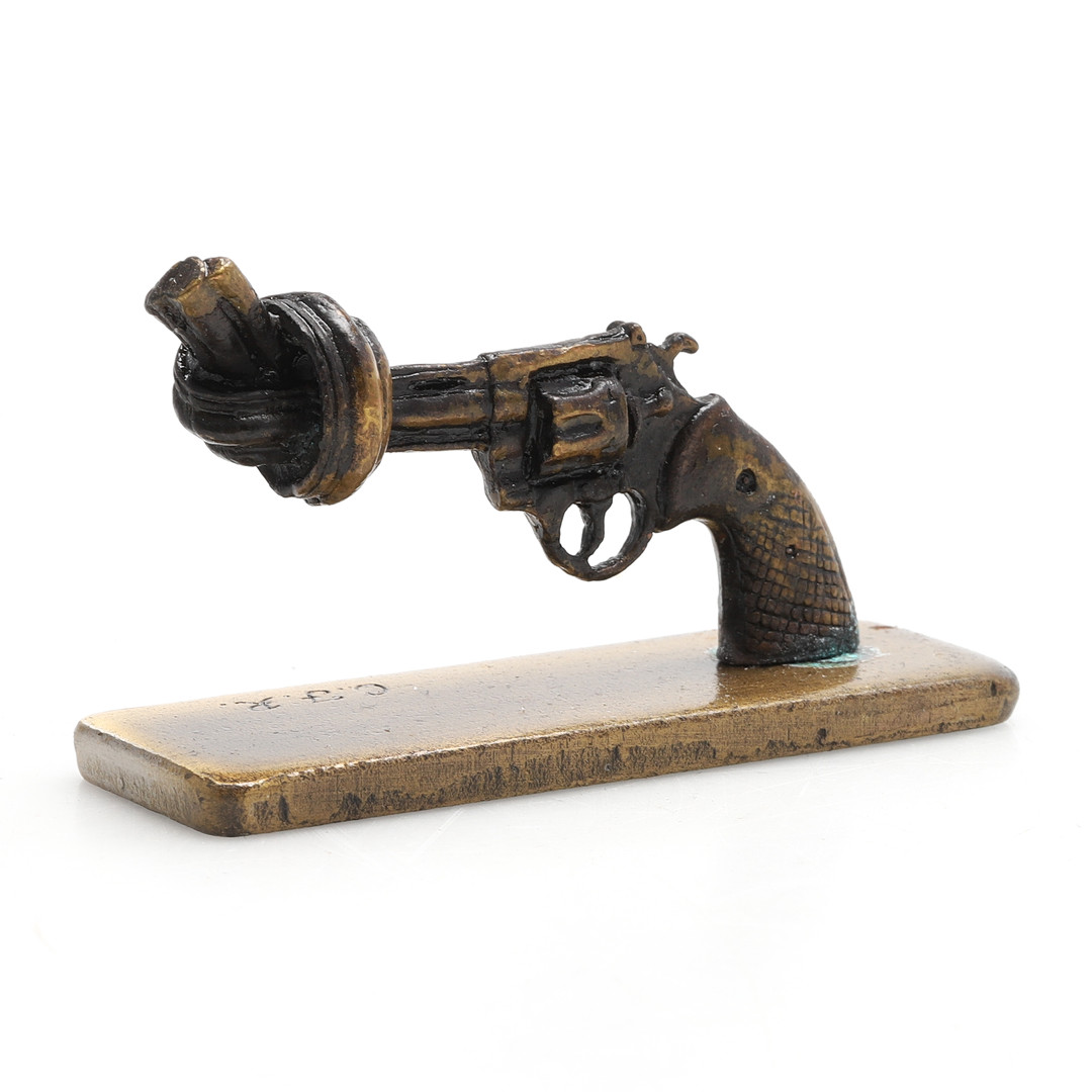 Skulptur, "Non Violence", patinerad metall, monogramsignerad CFR, etikett undertill.