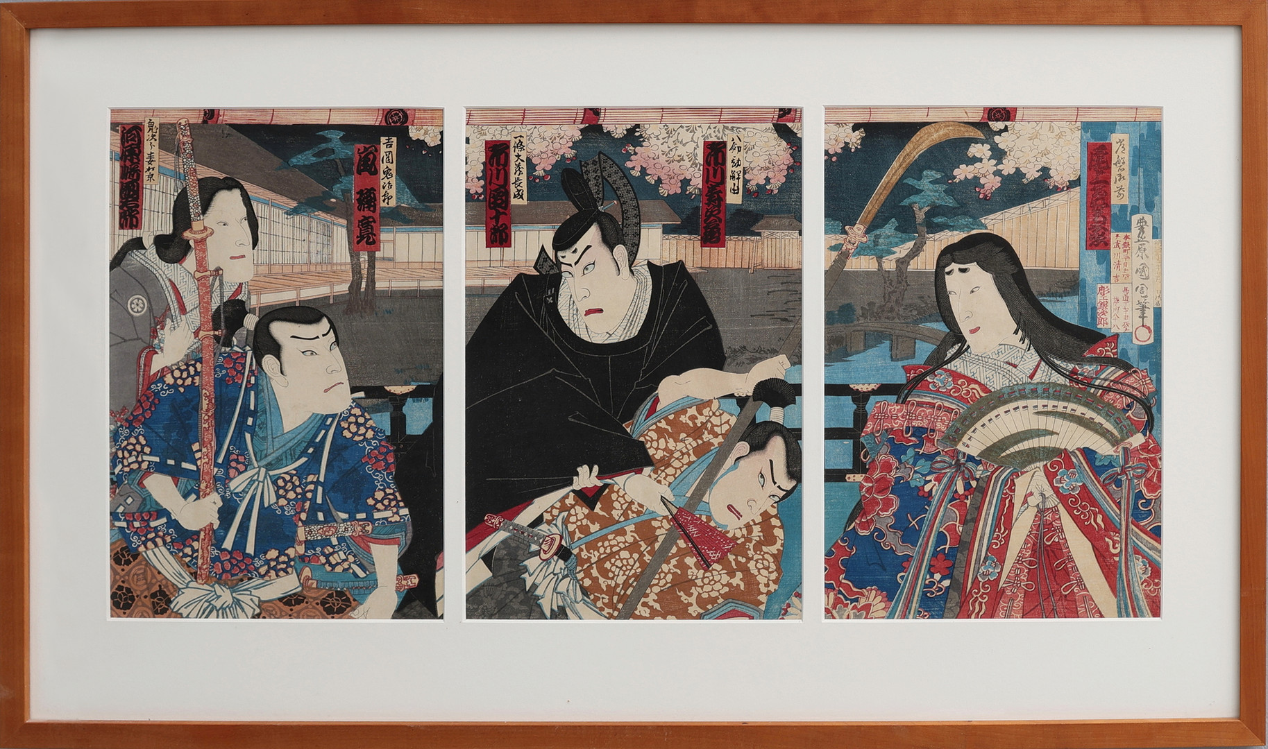 TRÄSNITT, UKIYO-E, TRIPTYK MED ICHIKAWA DANJŪRŌ IX SOM ŌKURA NAGANARI, OCH ICHIKAWA SUMIZŌ V SOM YATSURUGI KAGEYU I "ICHIJŌ ŌKURA MONOGATARI", PÅ ICHIMURAZA I JUNI 1882.