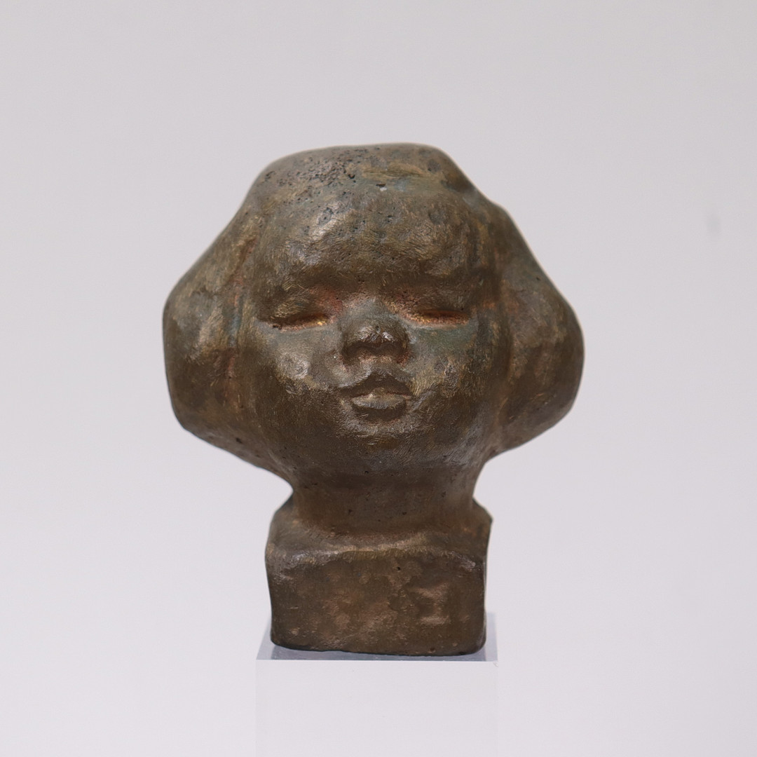 skulptur i brons, flickhuvud.