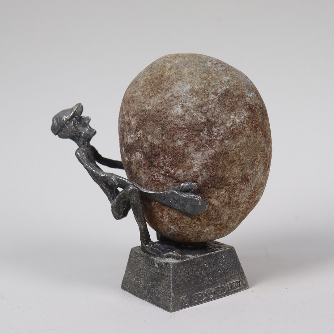 "Lyftet", skulptur, sten och tenn, Wimmerby tenn, 1980-tal.