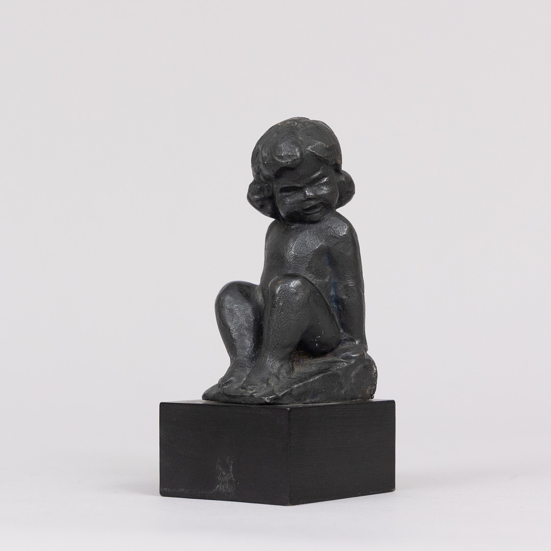 Skulptur, sittande flicka, brons, signerad CEB.
