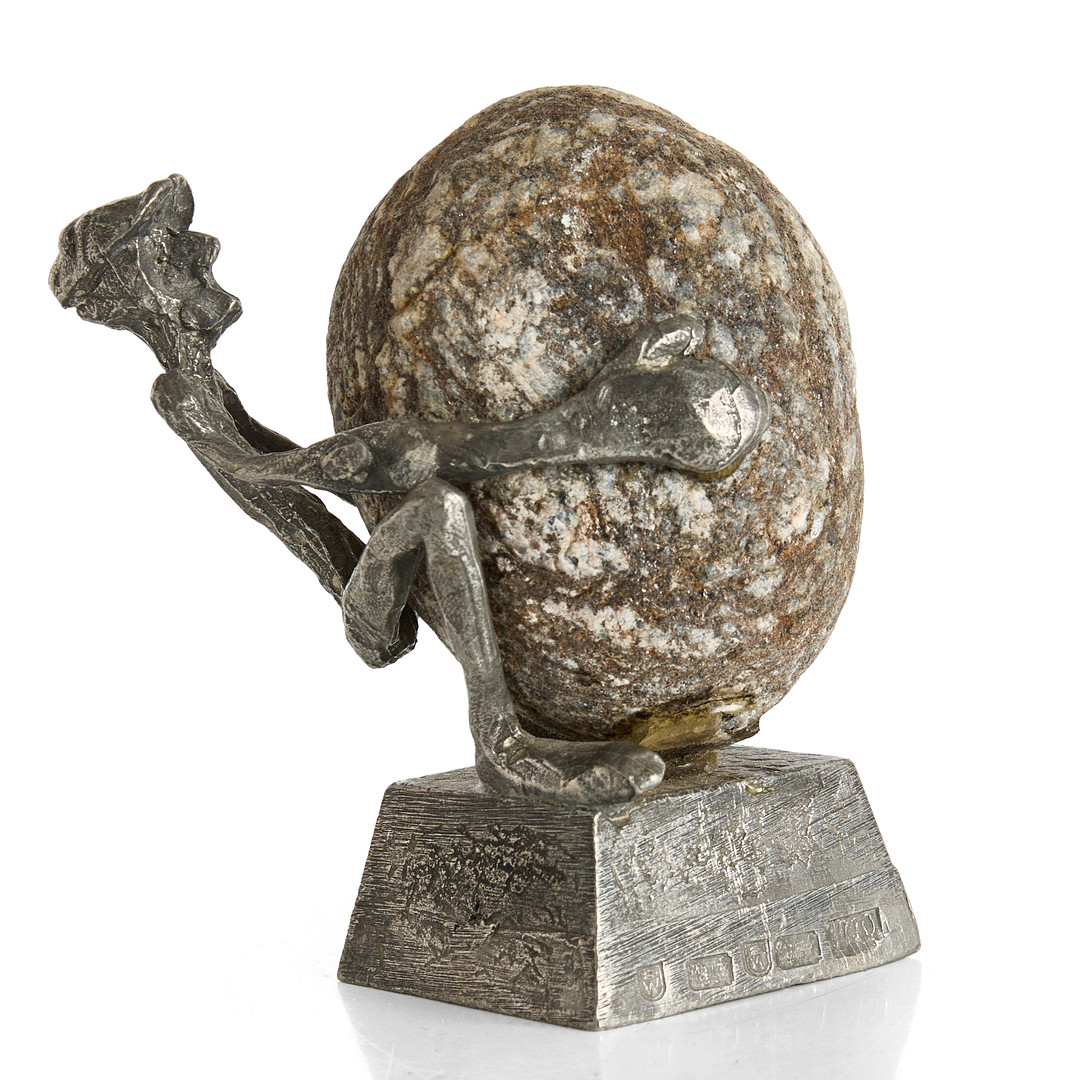 "Lyftet", skulptur, i tenn och sten, signerad, Wimmerby tenn.