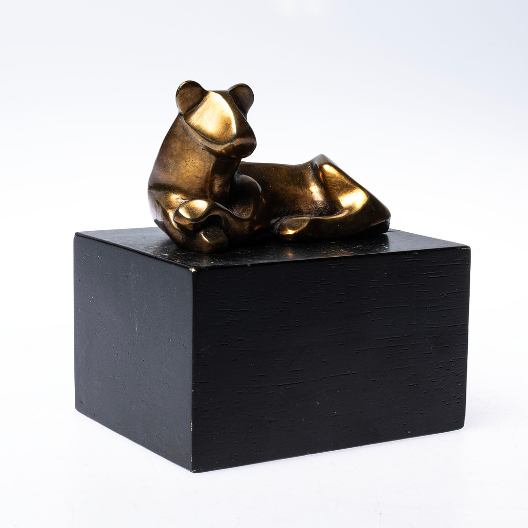 Skulptur på sockel, "Riksdagslejoninnan”, signerad.