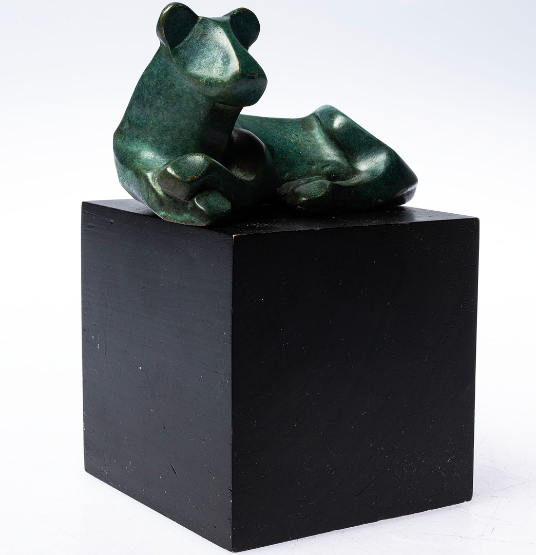 Skulptur på sockel, grönpatinerad brons, “Riksdagslejoninnan”, signerad.