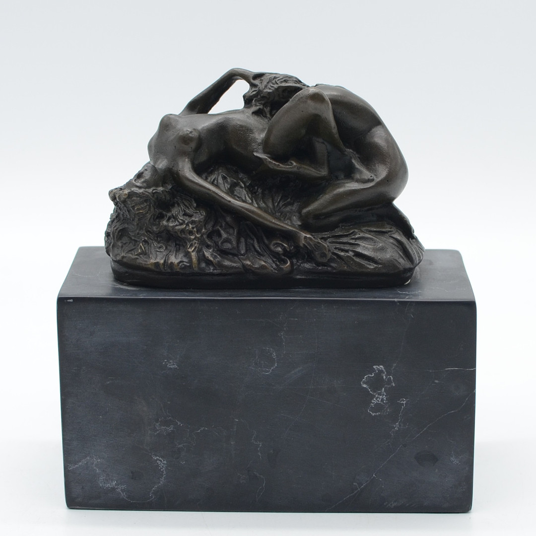 AKTSZENE, BRONZESKULPTUR AUF MARMORBASIS, 20. JAHRHUNDERT.