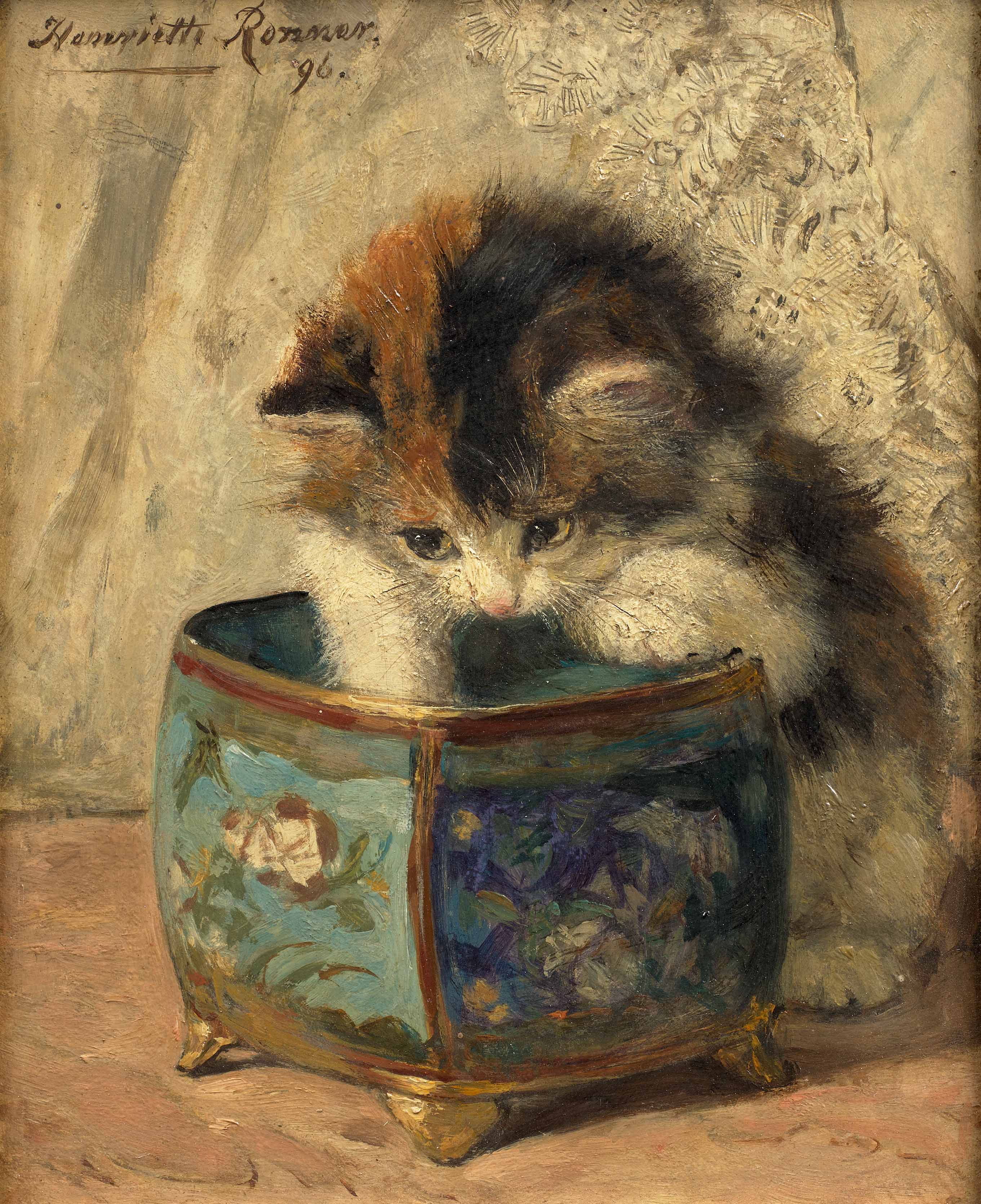 Chaton jouant dans un cache-pot
