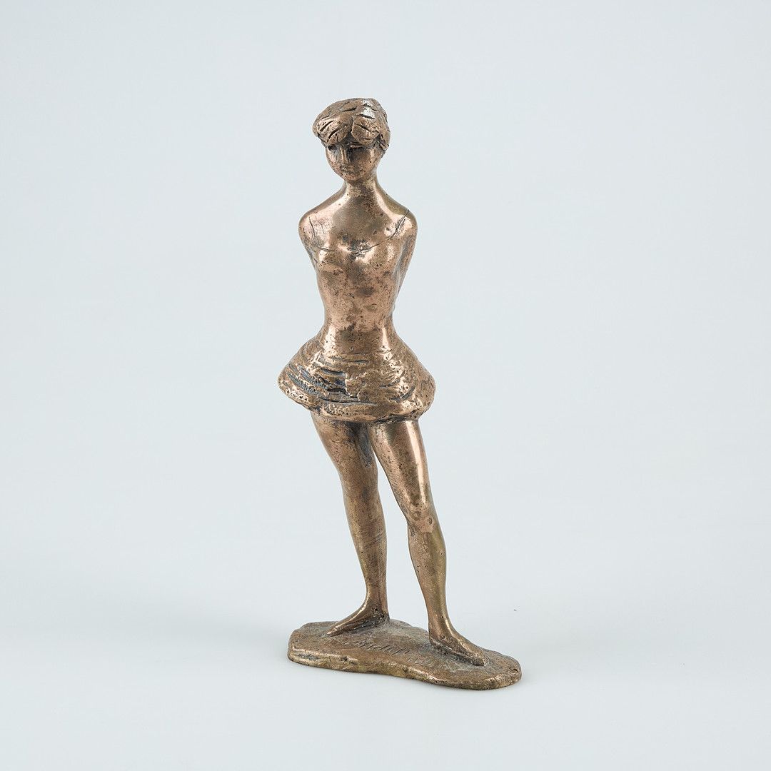 Matti Haupt, Skulptur. Stående flicka, signerad Matti Haupt. Silver 830, Börje E. Lindström, Helsingfors 1981.