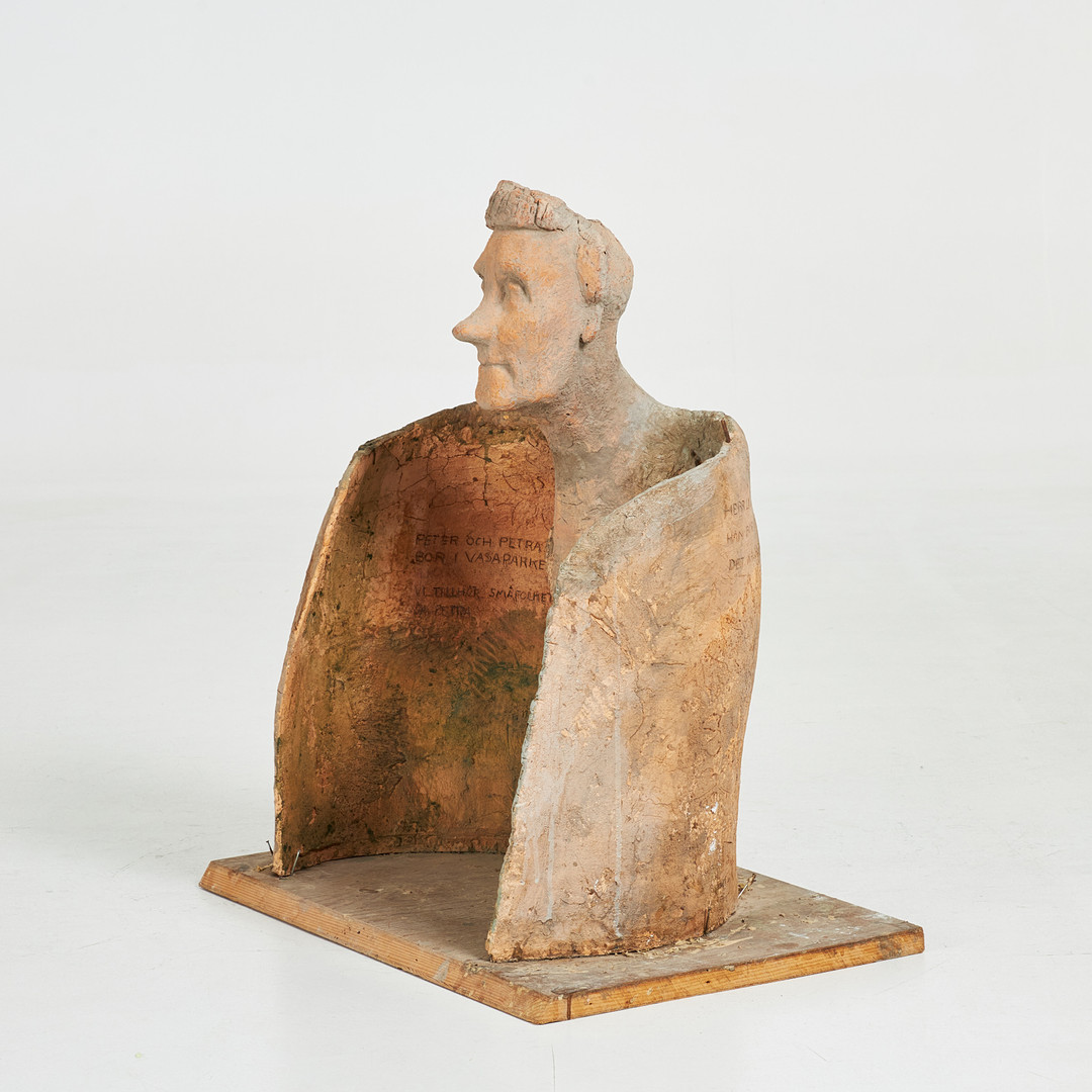 SKULPTUR, prototyp för bronsskulptur föreställande Astrid Lindgren, uppförd 1996 i Norrmalm, lergods, på trä/plywood sockel.