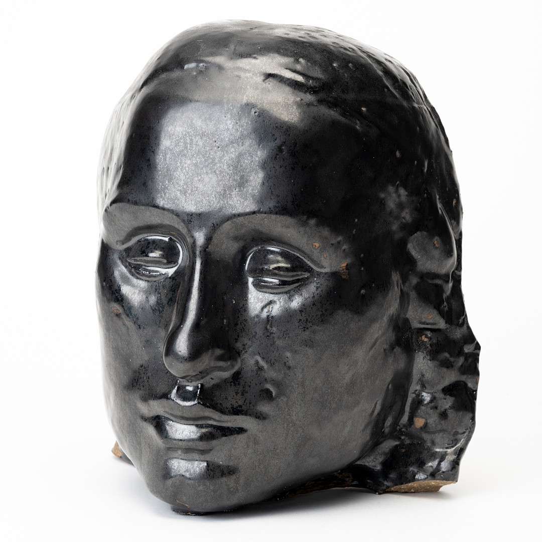Hertha Hillfon, "Svarta Maria", Skulptur, svartglaserad keramik, signerad, Hilfons Atelje, 1900-talets andra hälft.