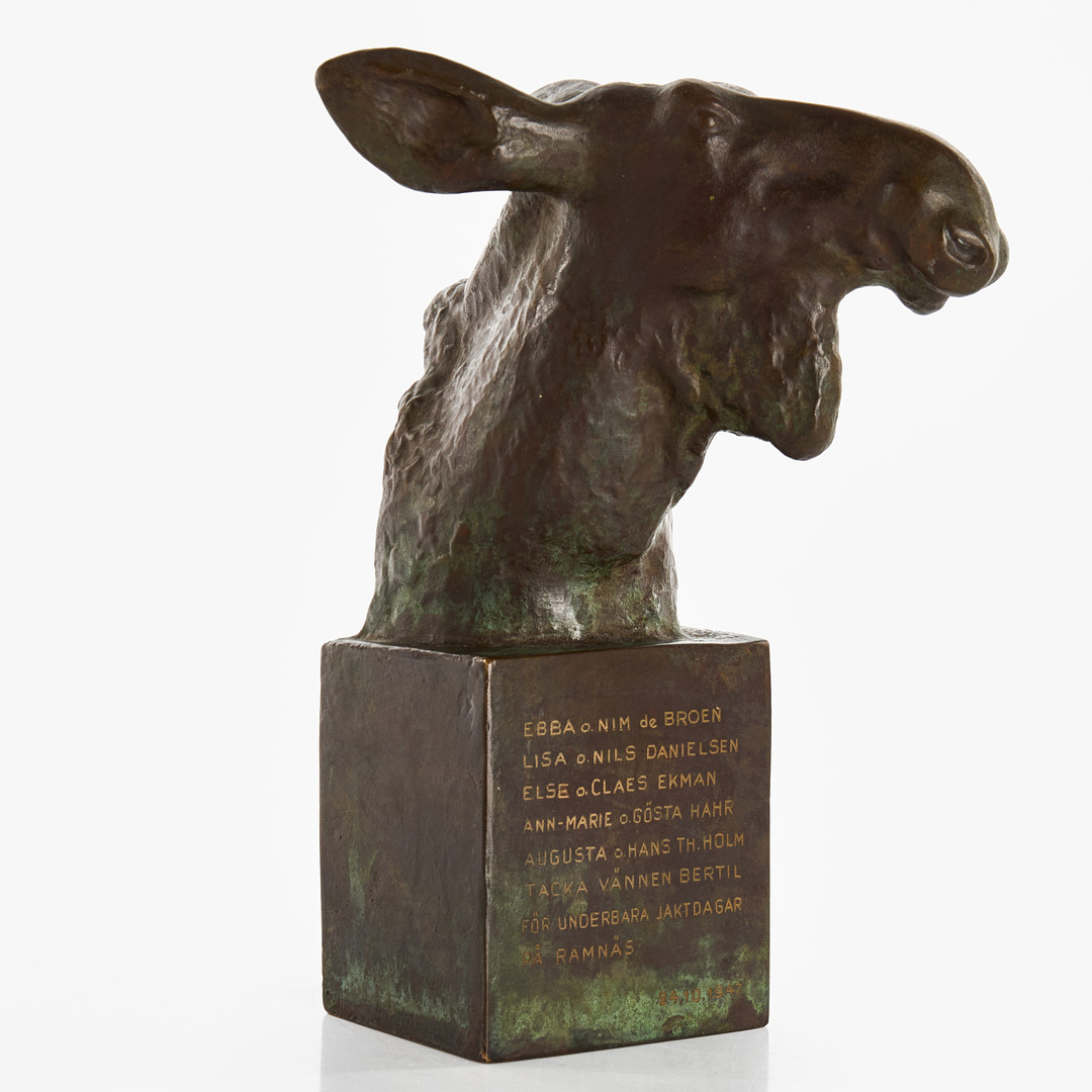 Skulptur, älghuvud på sockel, signerad Fredrik Frisendahl, brons, gjutarstämpel Otto Meyers eftr. fud.