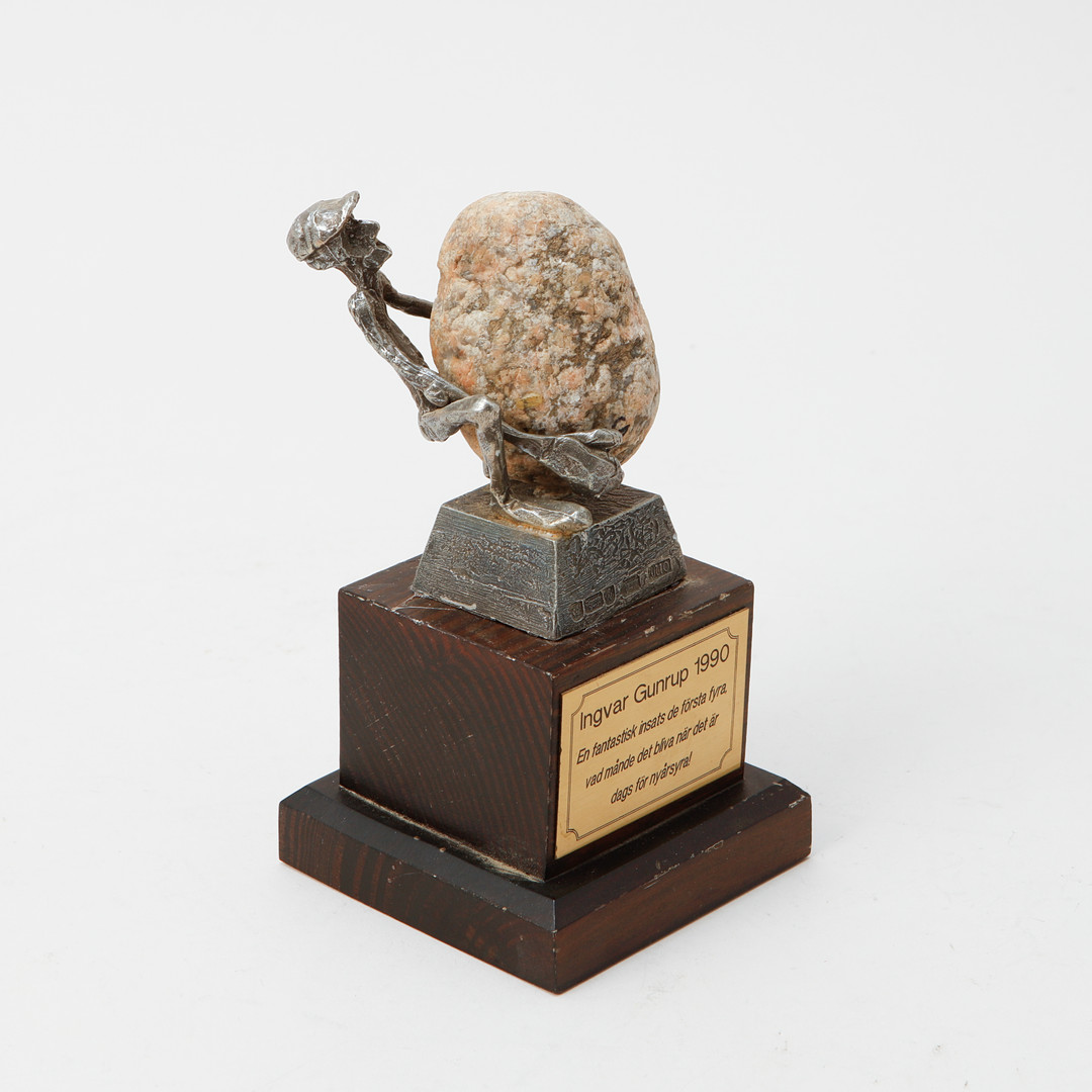 Skulptur, "Lyftet", signerad.
