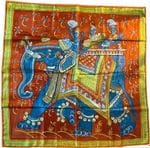 Carré en twill de soie imprimé "Beloved India" dessiné par Louis Dumas, avec étiquette de composition.
