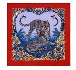 Châle "Jungle Love" en Cachemire et Soie, dessiné par Robert Dallet, dans sa boîte.