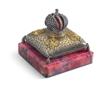 PROBABLY ST. PETERSBURG, AN IMPERIAL RUSSIAN JEWELED AND ENAMEL SILVER, GOLD AND RHODONITE HAND SEAL AND STAND