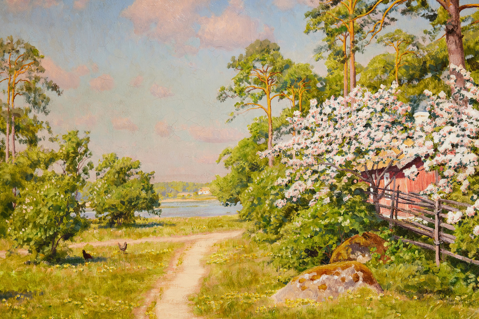 Gårdsmotiv med blommande fruktträd och höns.
