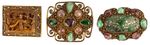 Chine, 20e siècle. Argent filigrané doré. Deux broches avec cabochons en pierre, une broche avec plaquette de jade ajourée au centre et une autre pièce avec petite sculpture en ivoire sertie. En parti