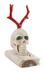 20e siècle, fine sculpture en corne de cerf avec parties insérées en corail, nature morte Vanitas en plastique, un crâne repose sur la couverture d'un livre imprimé épais, celui-ci est surmonté de deu