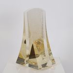 Sculpture en verre Signée sous la base et daté 2002. Epoque XXème siècle Dimensions: H: 37 ; L: 9,5 ; P: 18 cm