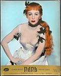 Martine Carol lors du tournage du film de Christian-Jaque, 1954. Photo, tirage rehaussé à la couleur sur papier cartoline d'époque, crédits sous l'image (bandeau), annoté au dos. 29,8 x 24 cm bandeau 