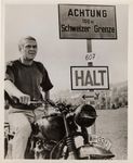 Sur sa moto Triumph TR6R… lors du tournage du film de John Sturges "The Great Escape" (La Grande évasion), 1963. Photo, tirage argentique d'époque, tampons et annoté au dos.