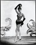 Lors du tournage du film de Marc Allégret "En effeuillant la marguerite", 1956.