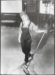 Lors du tournage du film de Christian-Jaque "Babette s'en va en guerre", 1959.
