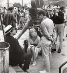 Faye Dunaway et Warren Beatty avec le réalisateur Arthur Penn sur le plateau de tournage du film (présence de la caméra), 1967.