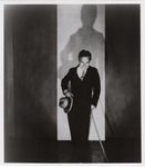 Portrait, 1930s. Photo par Edward Steichen (pas de crédit du photographe), tirage argentique postérieur (1964, pour la presse), tampons (dont date) et étiquette au dos.