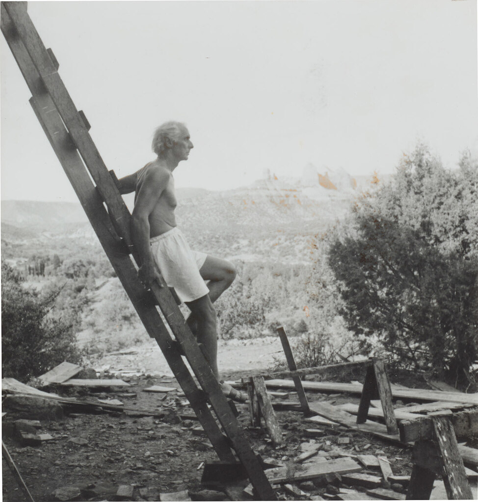 Max Ernst auf einer Holzleiter, Sedona, Arizona, August 1946