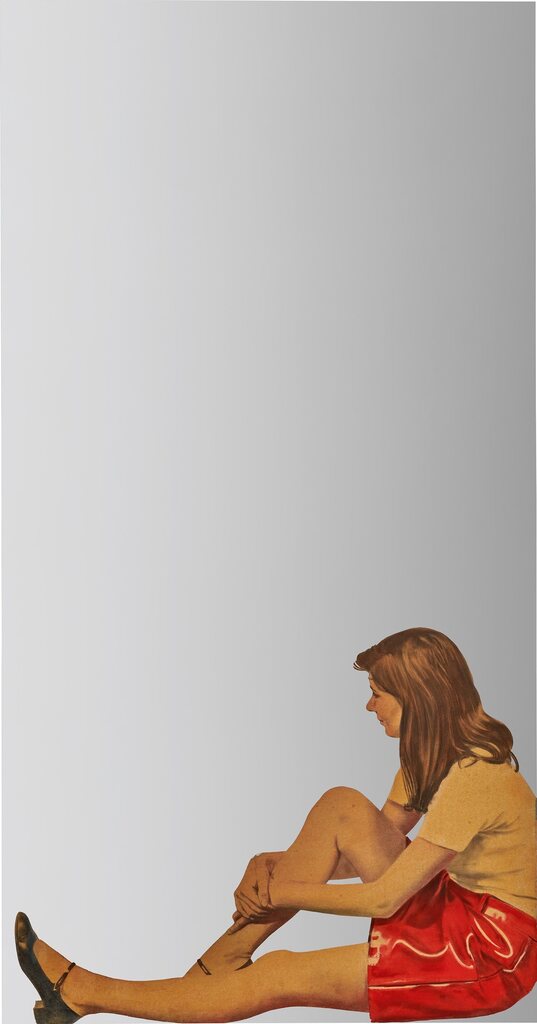 Ragazza in minigonna / Ragazza seduta per terra