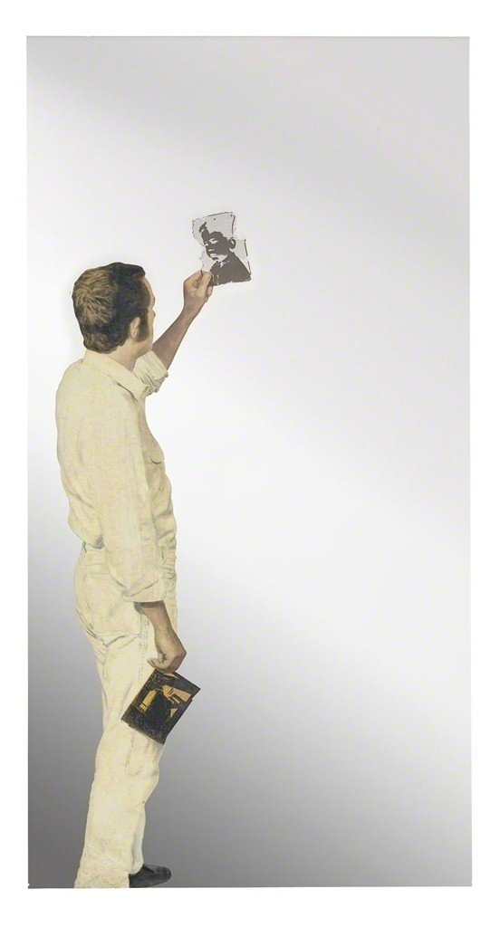 Uomo che guarda un negativo (Man Looking at a Negative)
