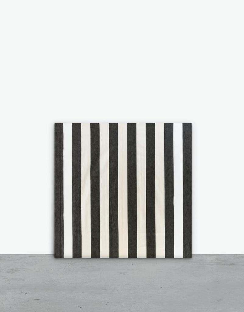 Peinture acrylique blanche sur tissu rayé blanc et noir