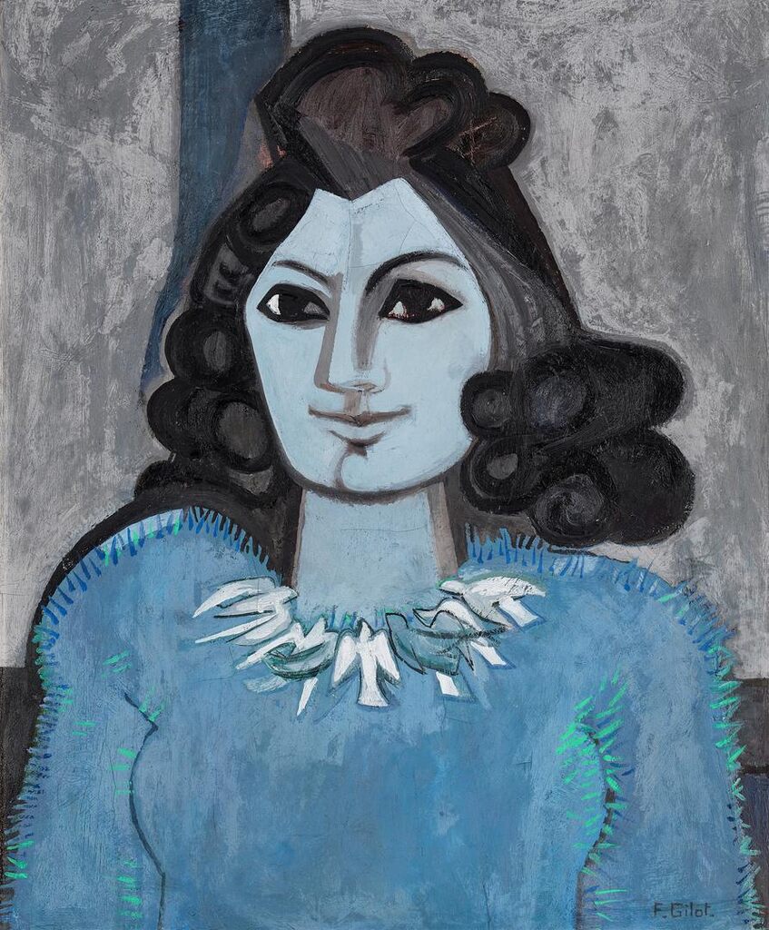 Portrait de Geneviève avec un collier de colombes