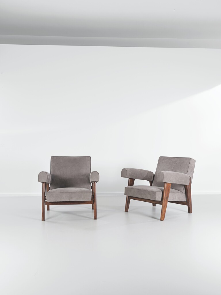 PAIRE DE FAUTEUILS, CRÉÉS POUR LA HAUTE COUR ET LE PALAIS DE L'ASSEMBLÉE DE CHANDIGARH, VERS