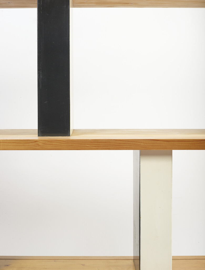 BIBLIOTHÈQUE À PLOTS ÉCLAIRÉE, PROTOTYPE, CRÉÉE POUR L'APPARTEMENT DE CHARLOTTE PERRIAND, RUE LAS CASES, PARIS