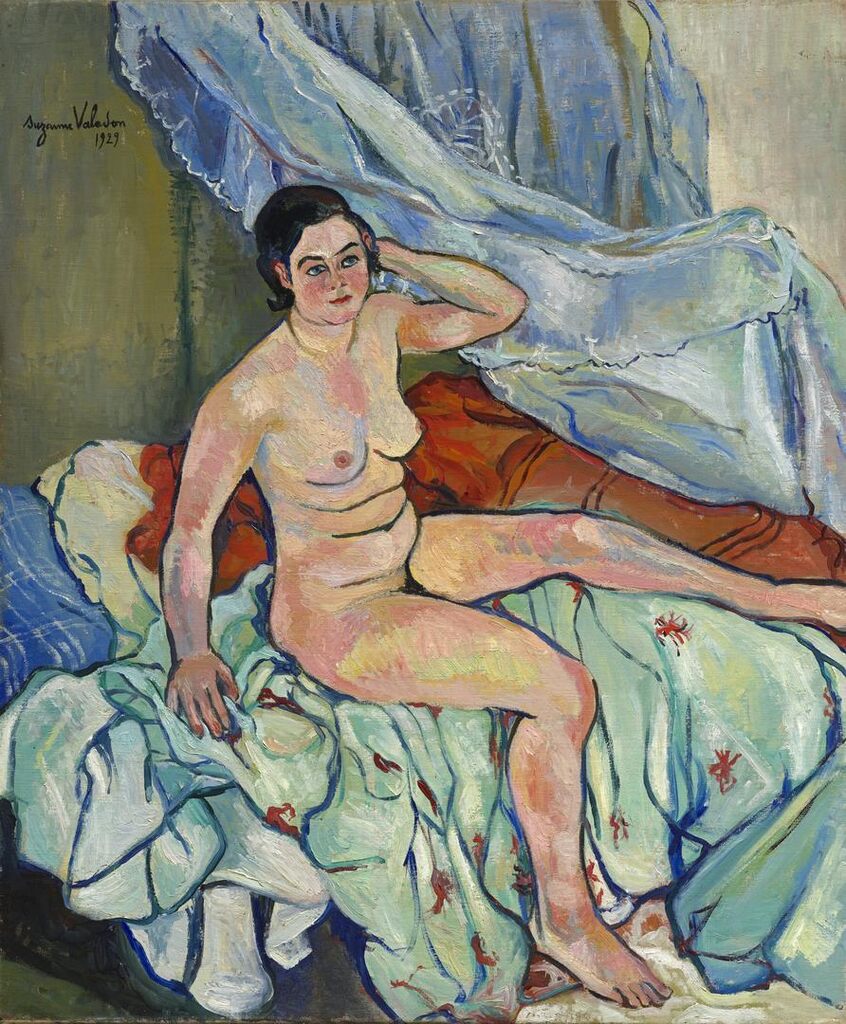 Nu assis au bord d'un lit