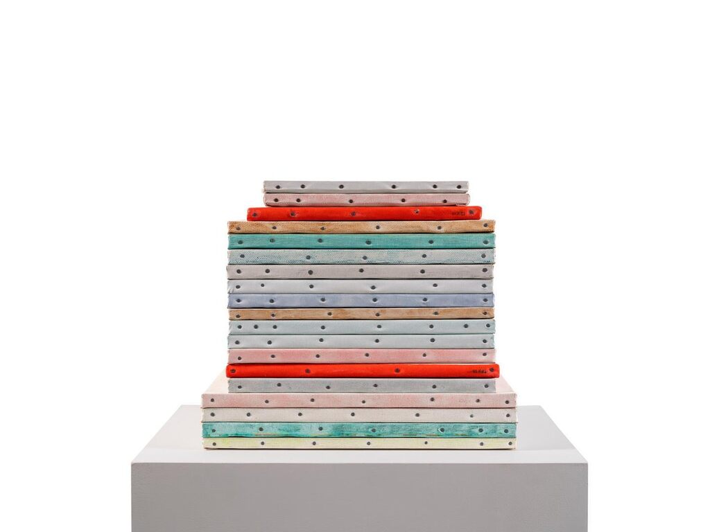 Dix-neuf petits tableaux en pile (Nineteen small paintings in a pile)