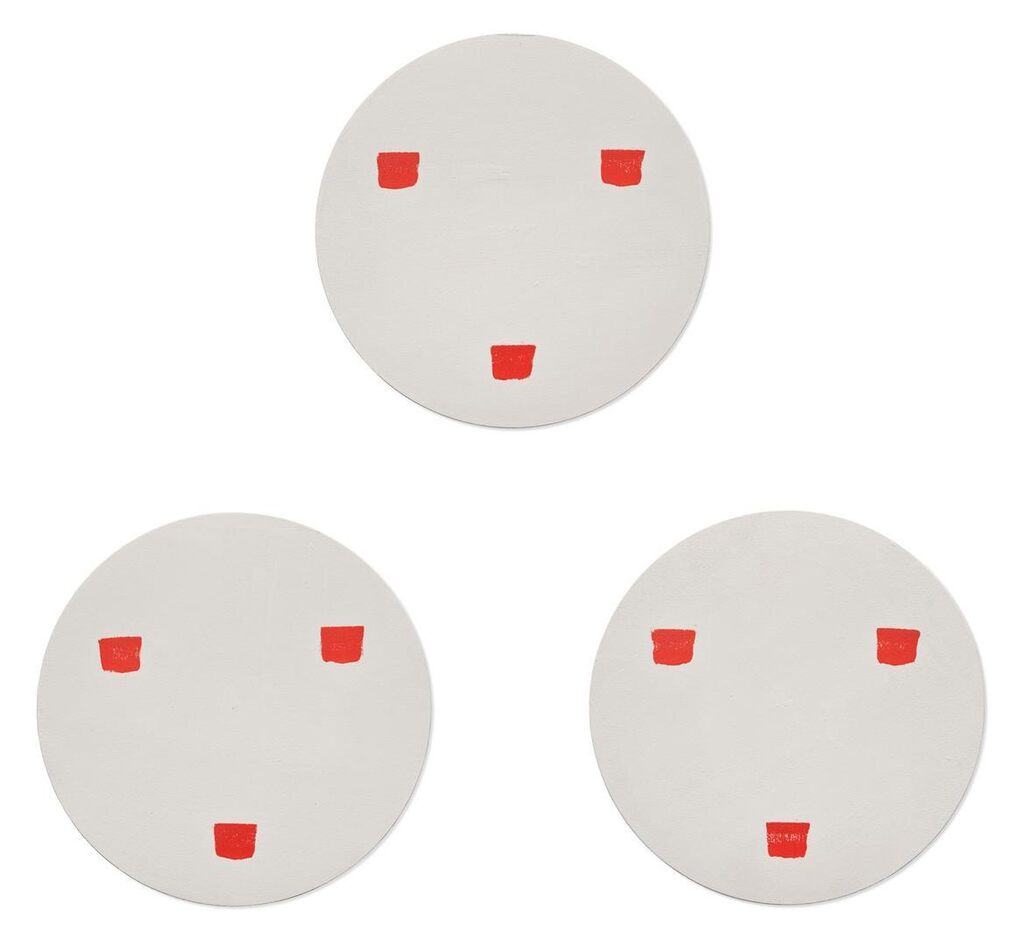 Empreintes de pinceau No. 50 répétées à intervalles réguliers de 30 cm.