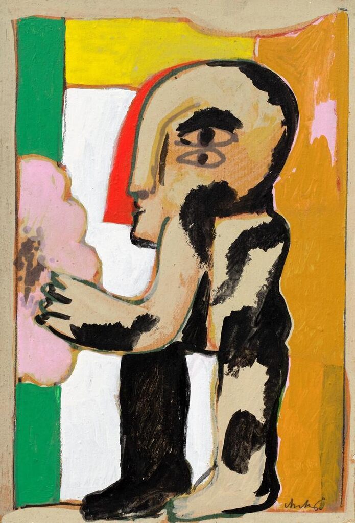 Figur mit orangefarbenen Hut vor Blau