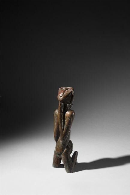 ”Bronzefigur einer kniend Betenden”