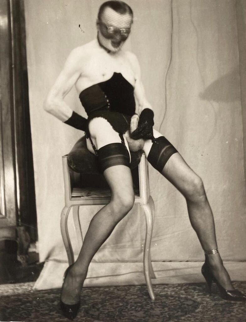 Autoportrait au masque, corset et jarretelles, années