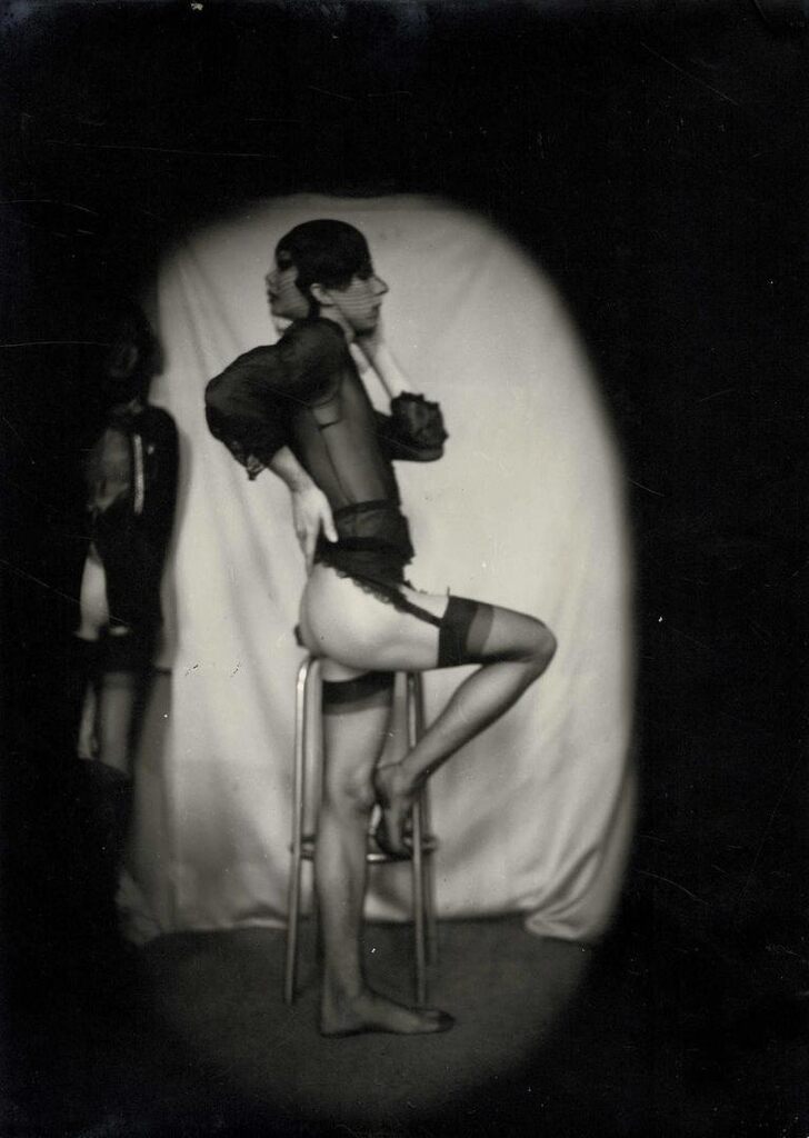 Luciano Castelli avec le masque à l'occiput, sur le tabouret