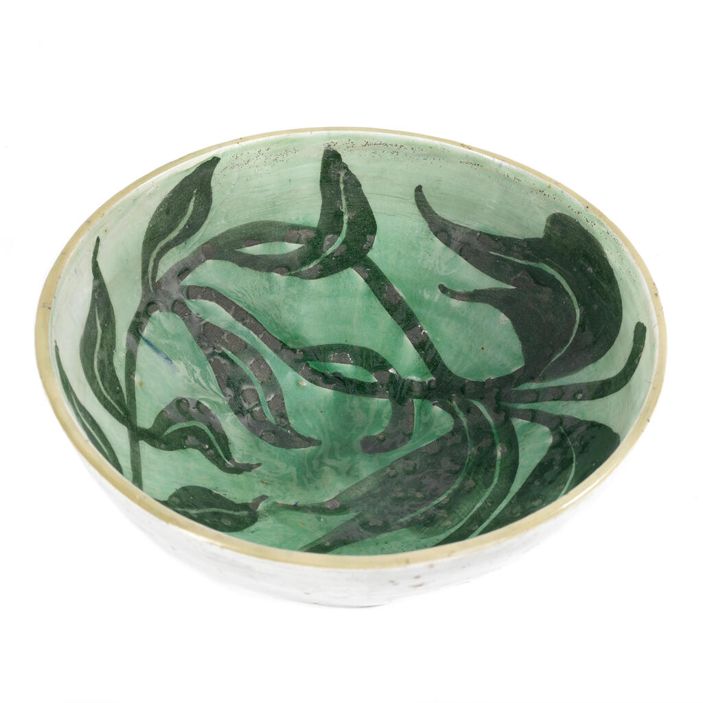 Bowl decorated with leaves