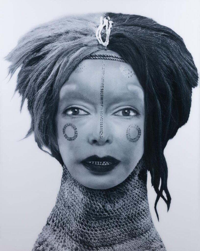 Masque de danse “Pwevo” et visage de Femme Euro-Parisienne