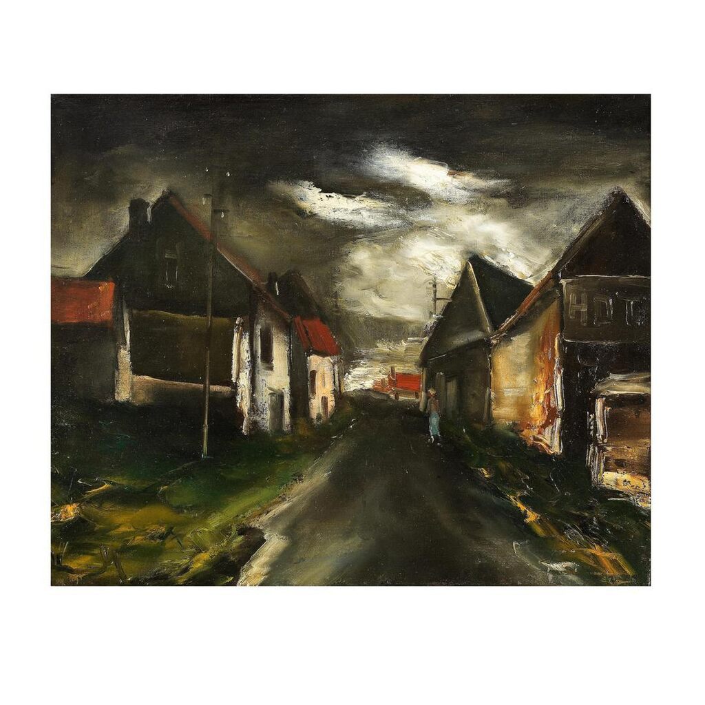 Rue de village, ciel obscur