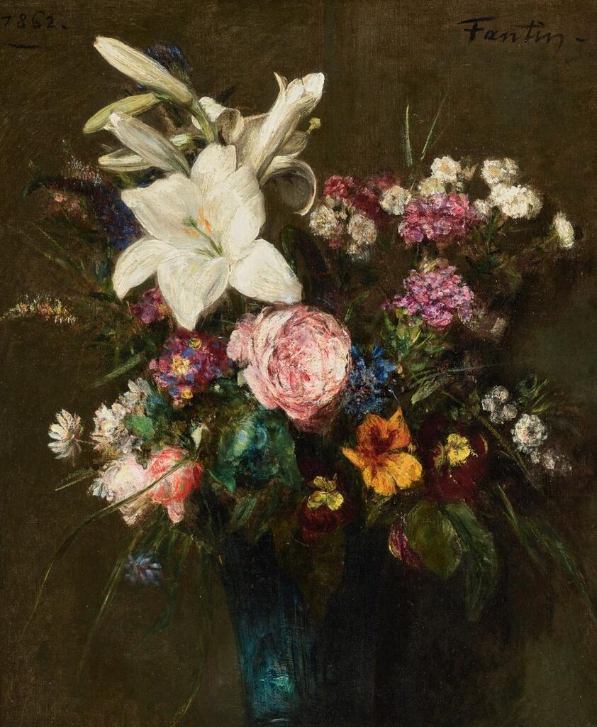 Lys et fleurs diverses dans un vase bleu