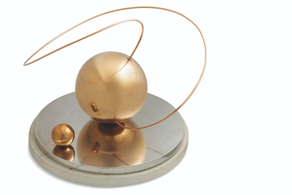 Spheres and Curved Line